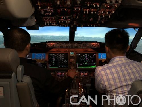 波音邀請中國民航飛行員通過模擬機體驗升級后的737 MAX